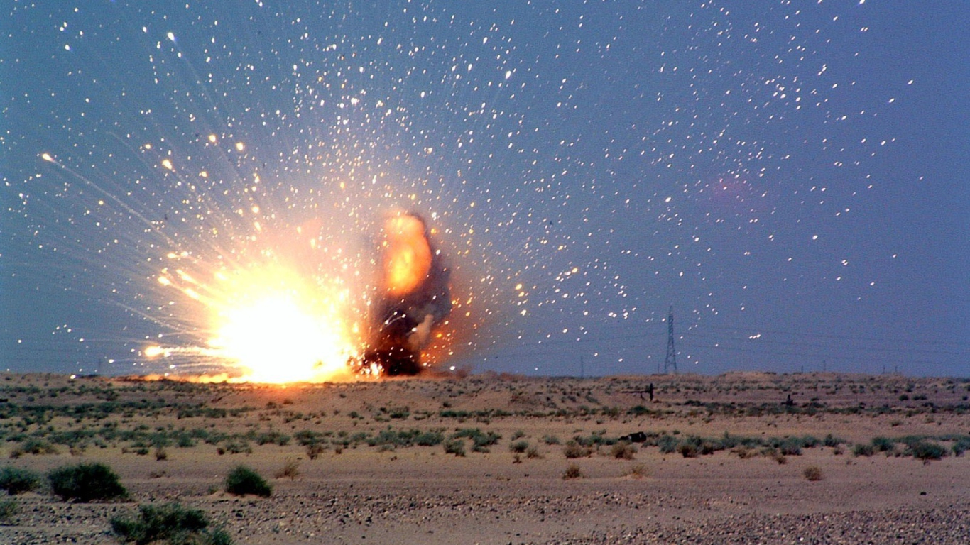 Мощный взрыв снаряда