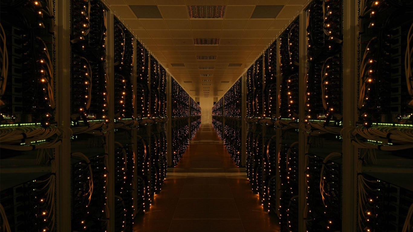 Стойки с серверами в дата центре