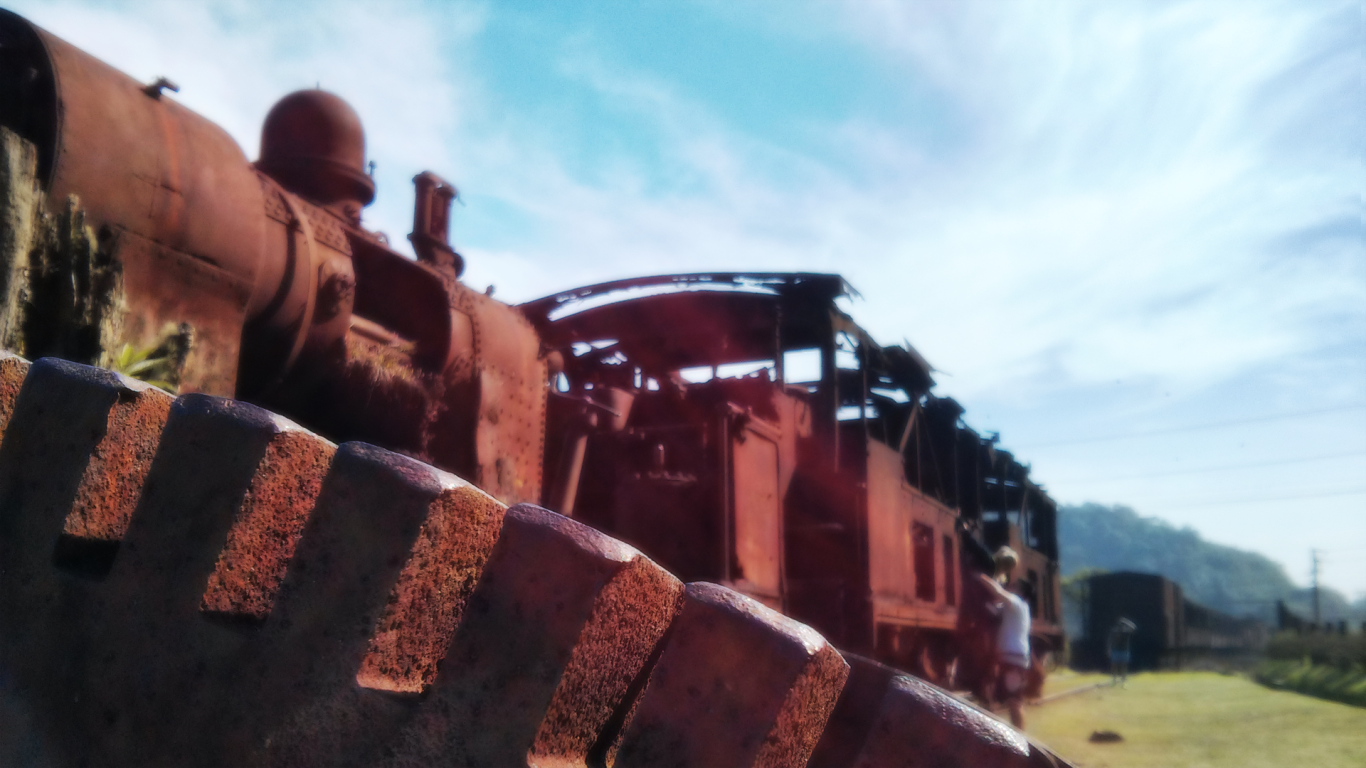 Ржавый паровоз на свалке