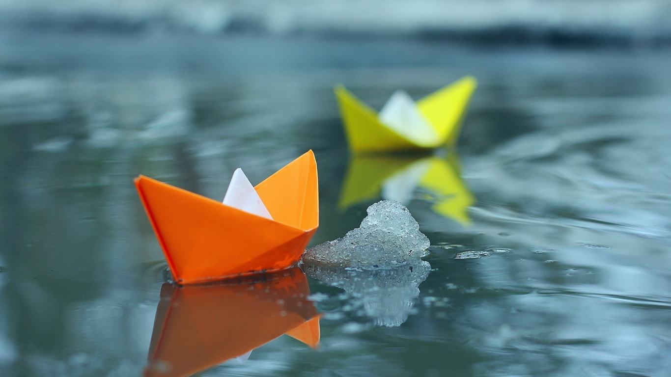 Кораблики из оранжевой и желтой бумаги