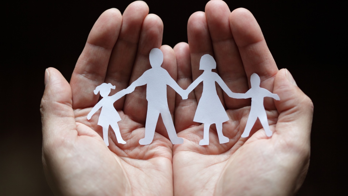 Силуэты из бумаги в руках