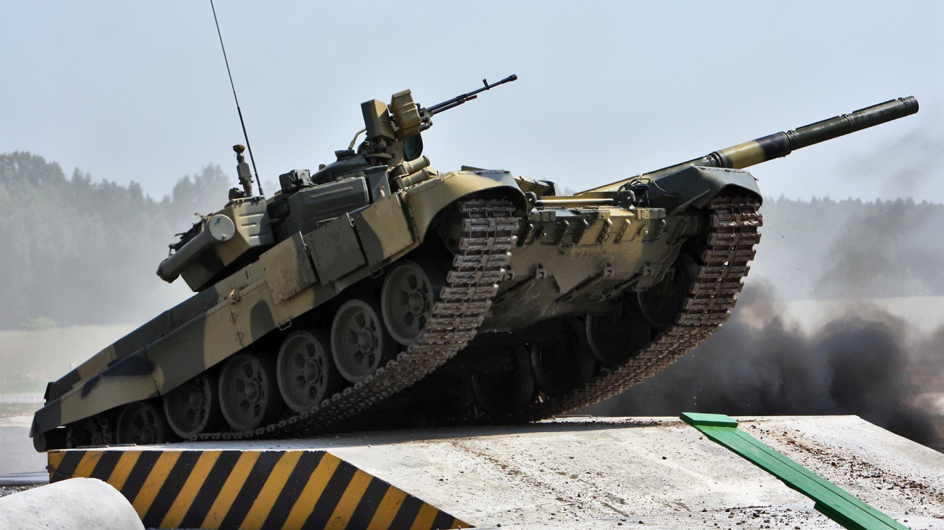 Танк на испытаниях на полигоне