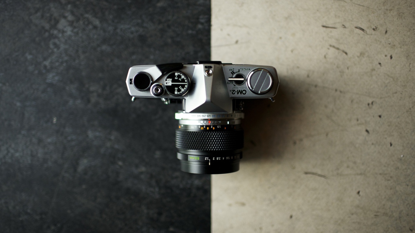 Фотоаппарат на пересечении черного и белого