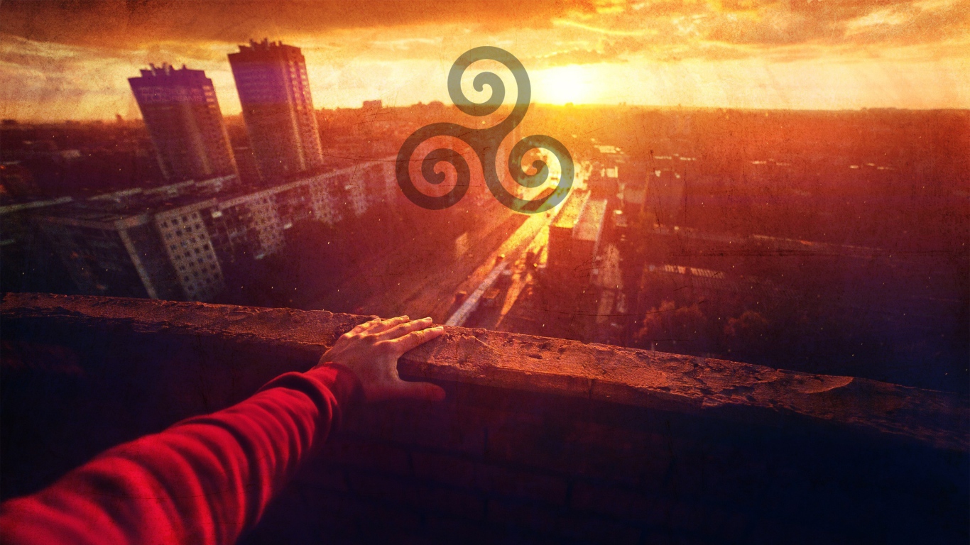 Символ солнца на фоне города