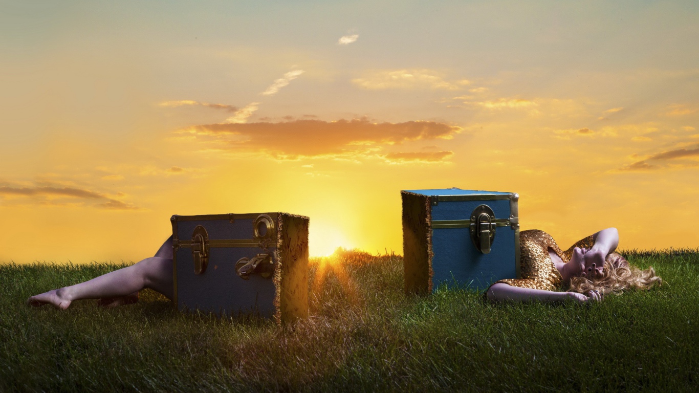 Фокус с разрезанной женщиной на природе