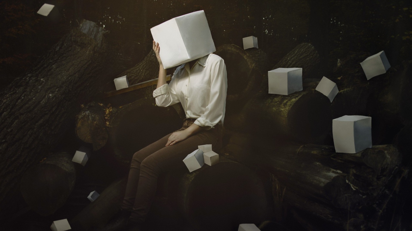 Белый куб вместо головы