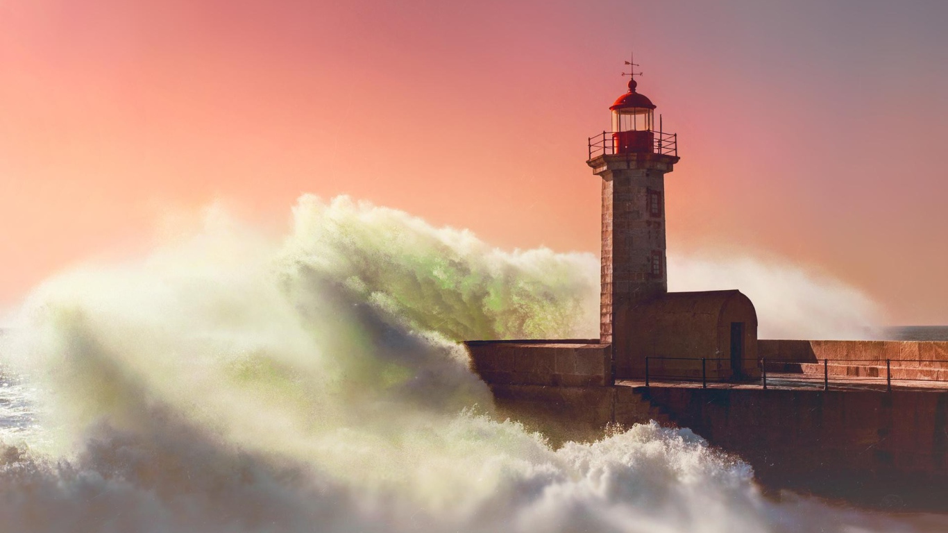 Волны прибоя накатывают на маяк