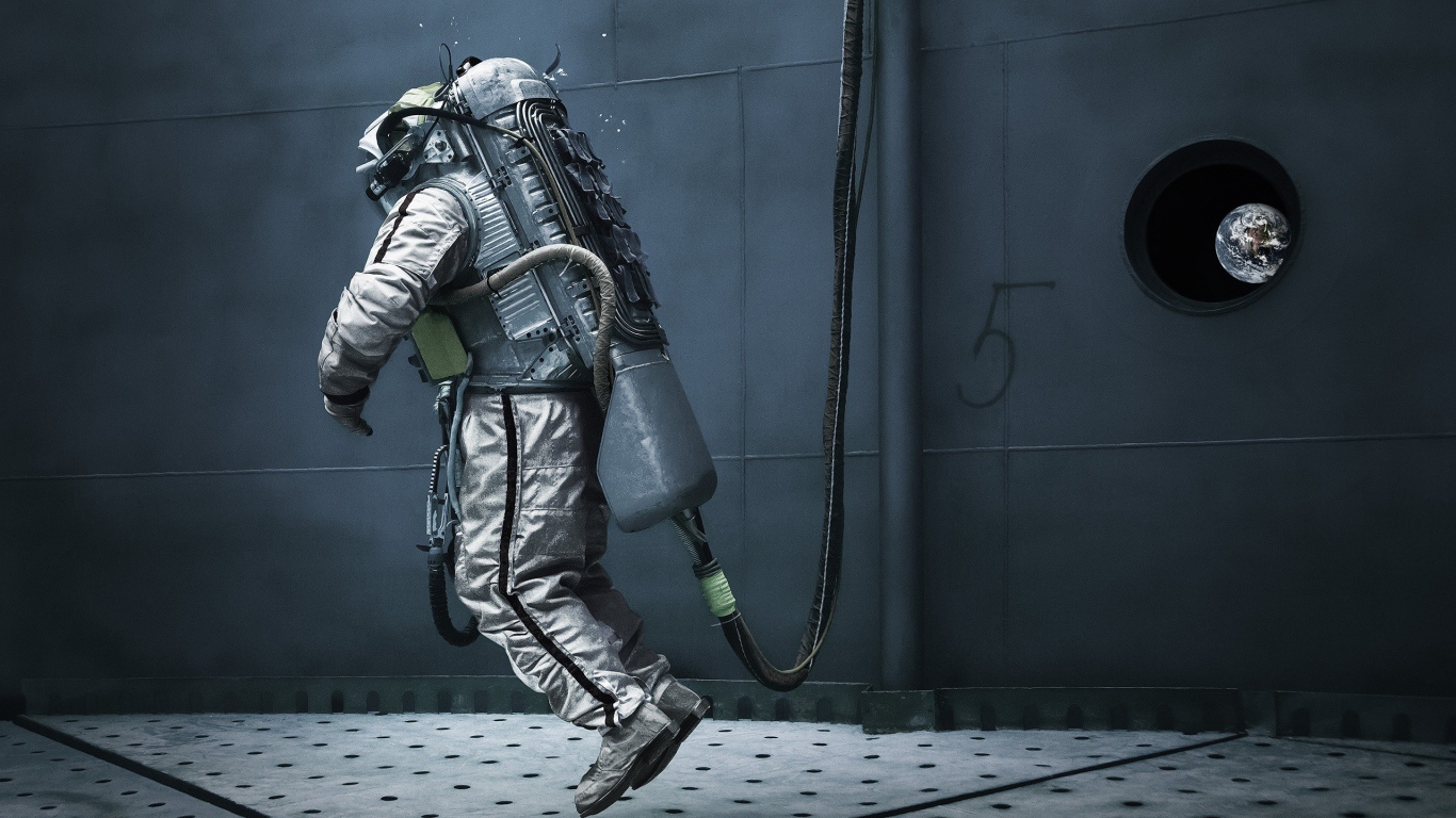 Космонавт в ангаре космической станции