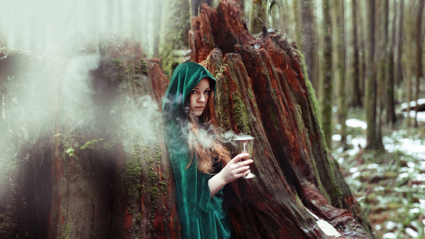 Чародейка с дымящимся кубком в лесу