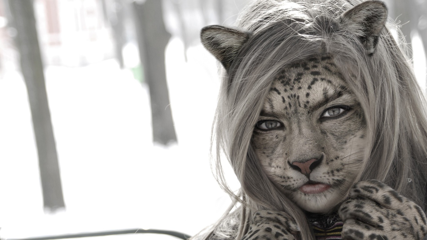 Девушка кошка на фоне снега