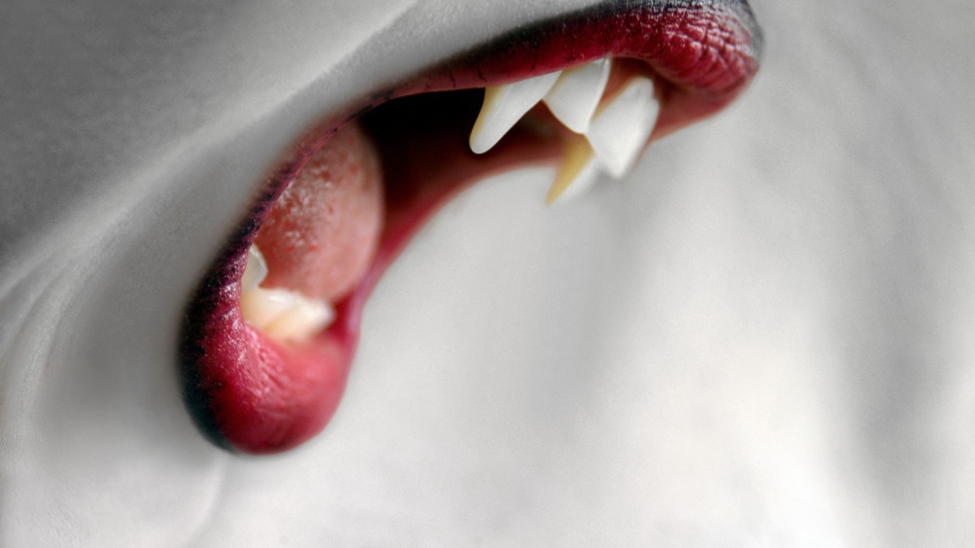 Оскал и клыки вампира