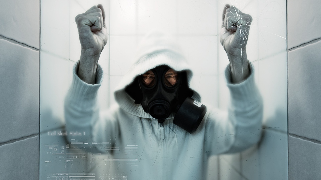 Человек в маске заблокирован за стеклом