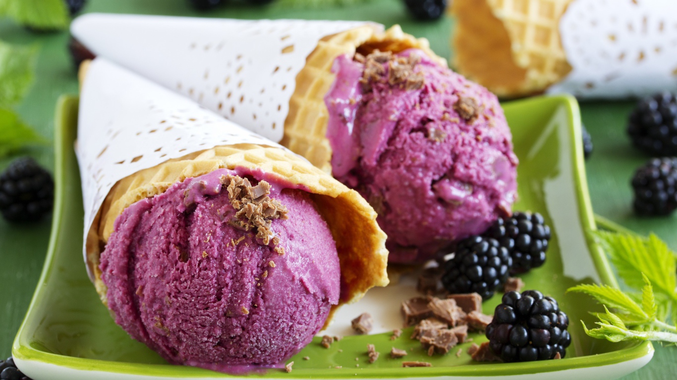 Мороженое из ежевики в вафельном рожке