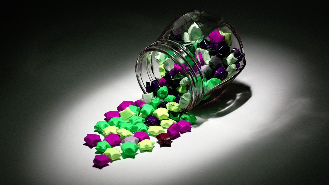 Конфеты в разноцветных обертках высыпались из банки