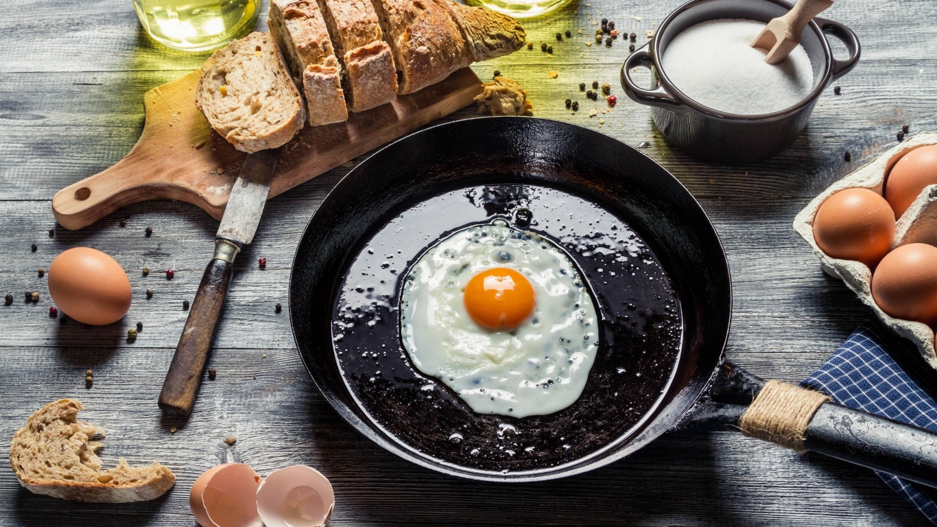 Глазунья с хлебом на завтрак