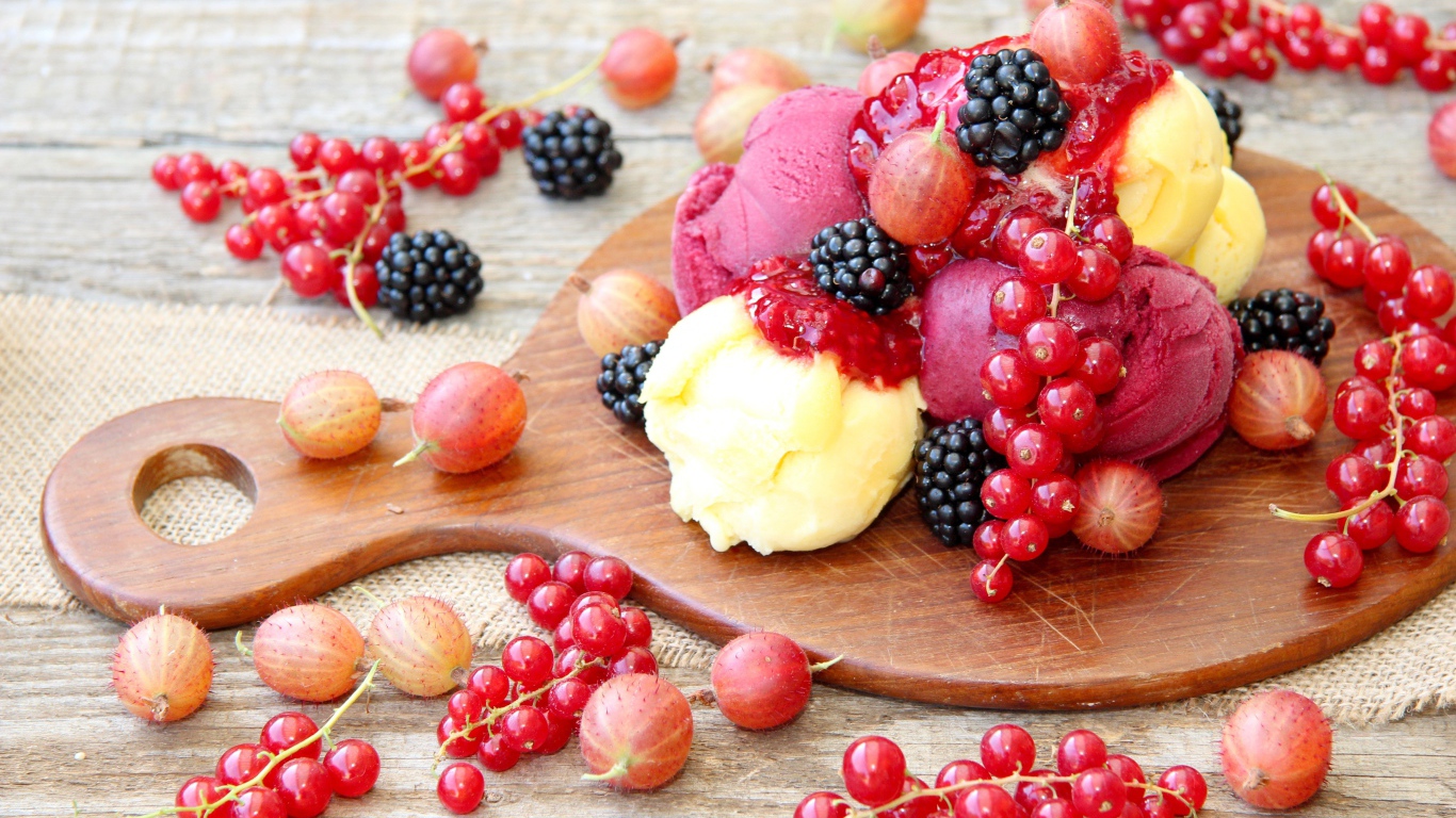 Мороженое и ягоды на разделочной доске