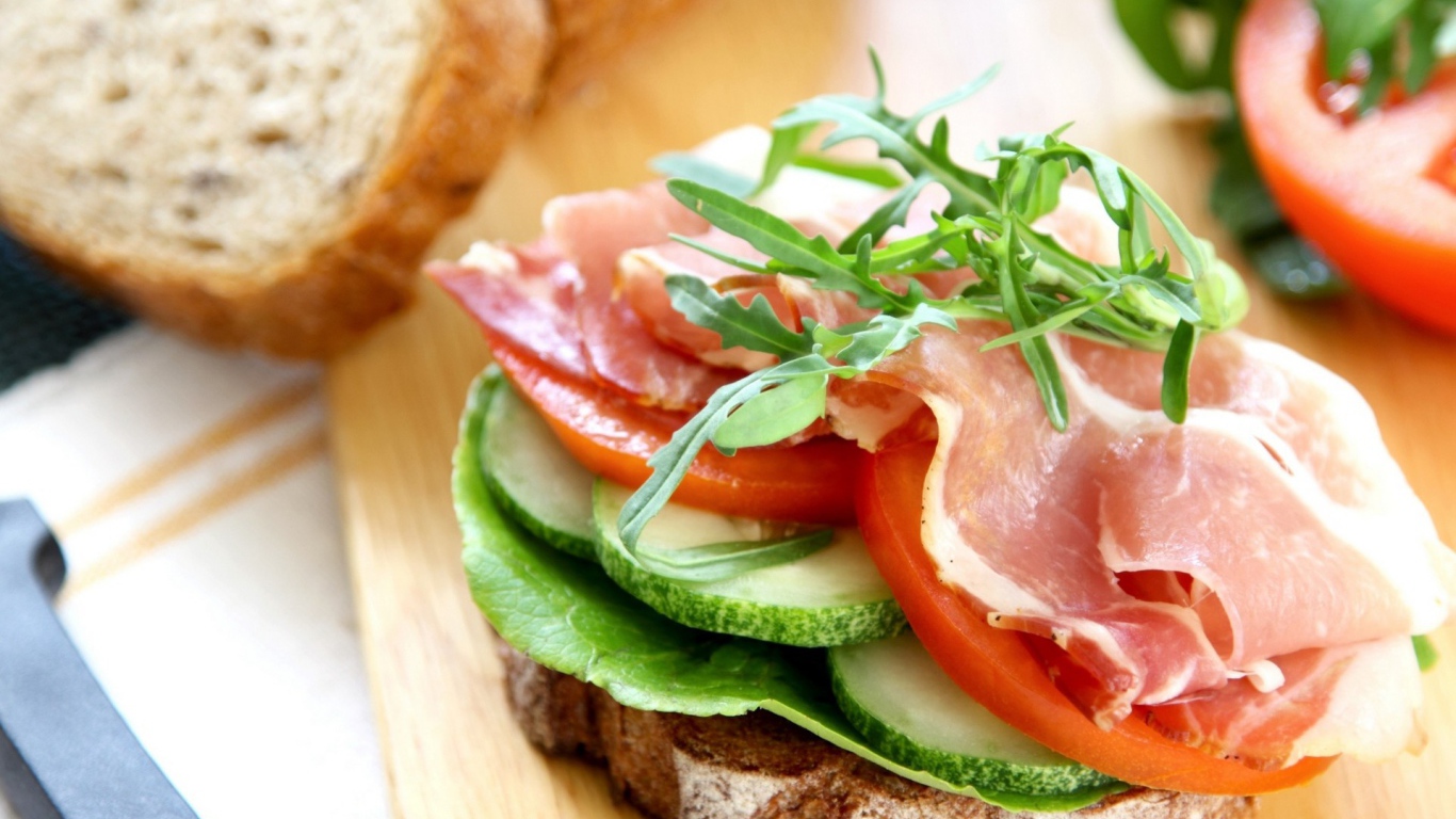 Бутерброд со свежими овощами и ветчиной