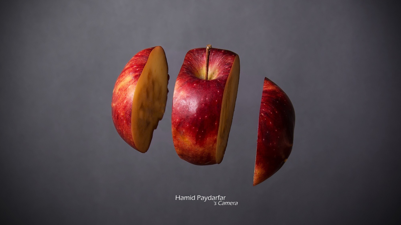 Яблоко разрезано на три части