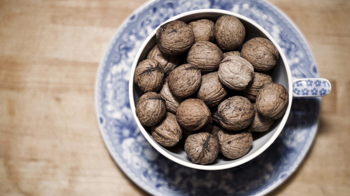 Чашка с грецкими орехами