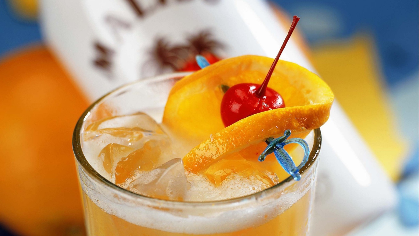 Фрукты на шпажке в молочном коктейле