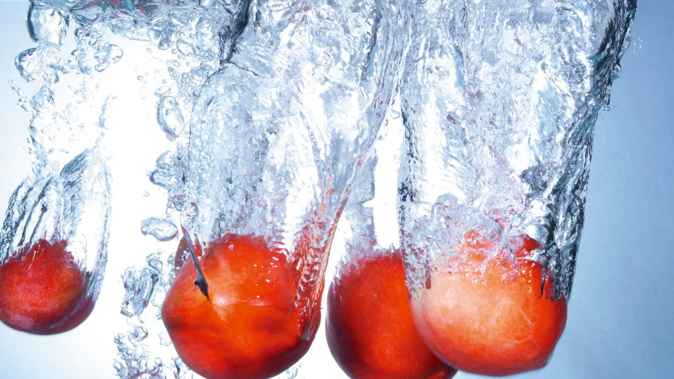 Спелые персики в воде