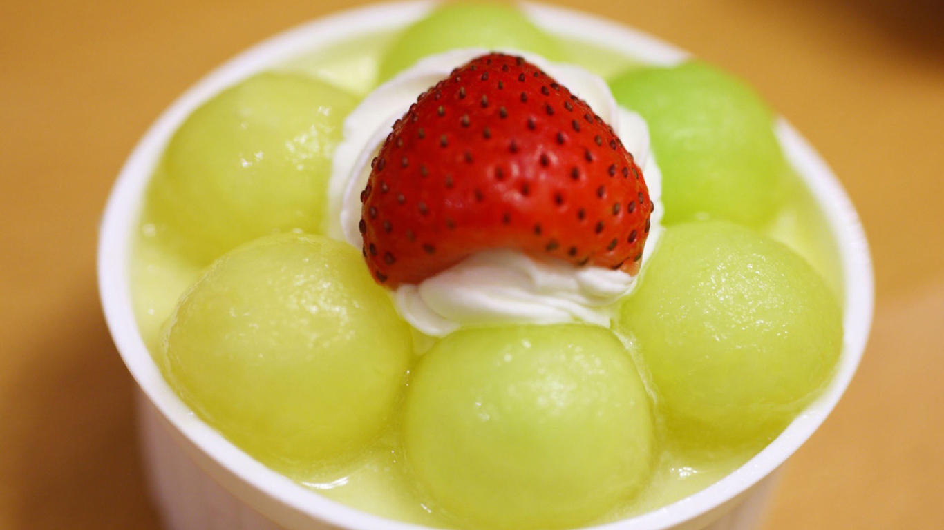 Клубника на зеленом фруктовом мороженом