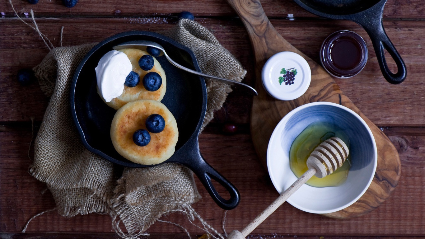 Оладьи с черникой и медом