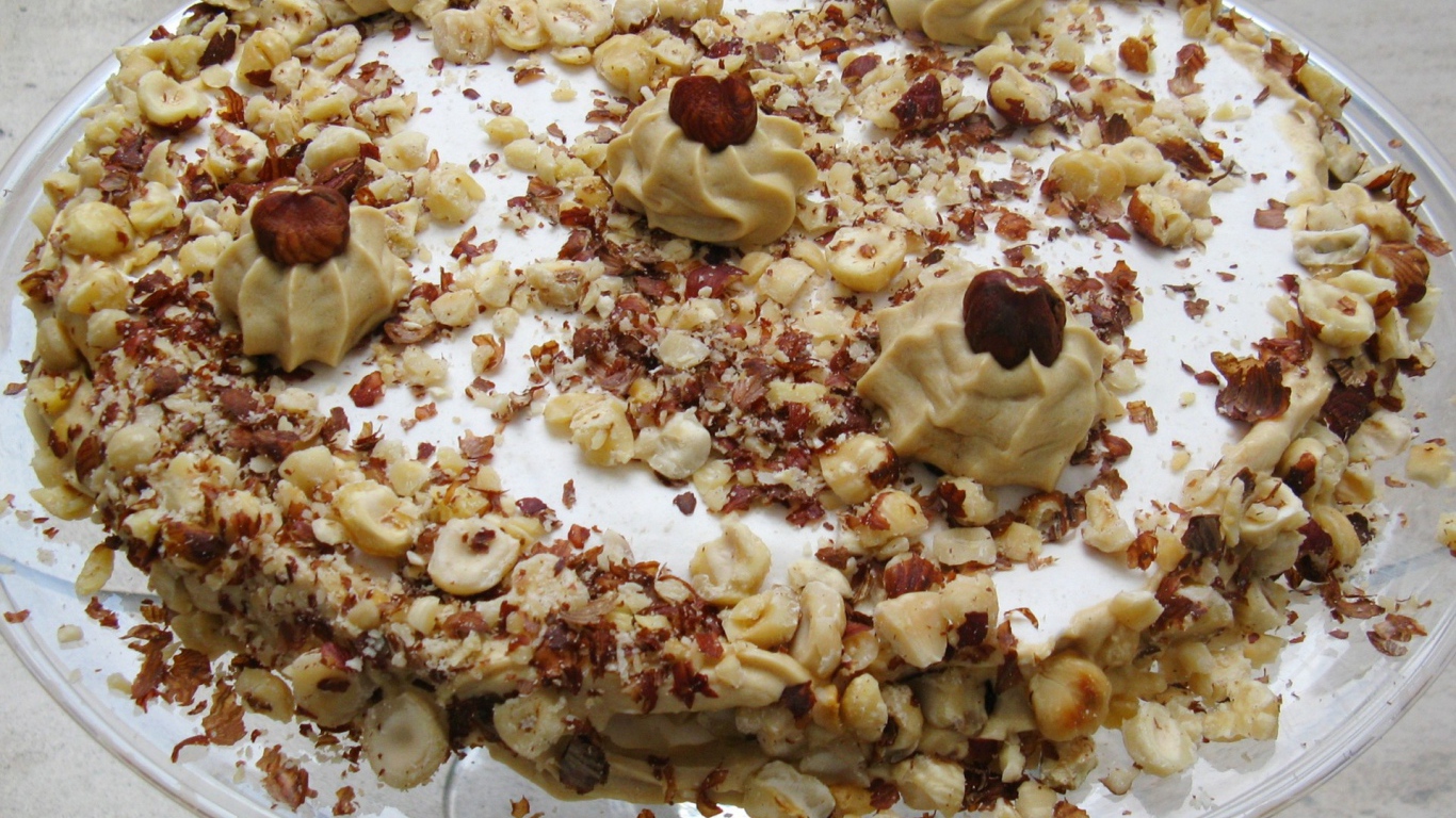 Торт, посыпанный орехами