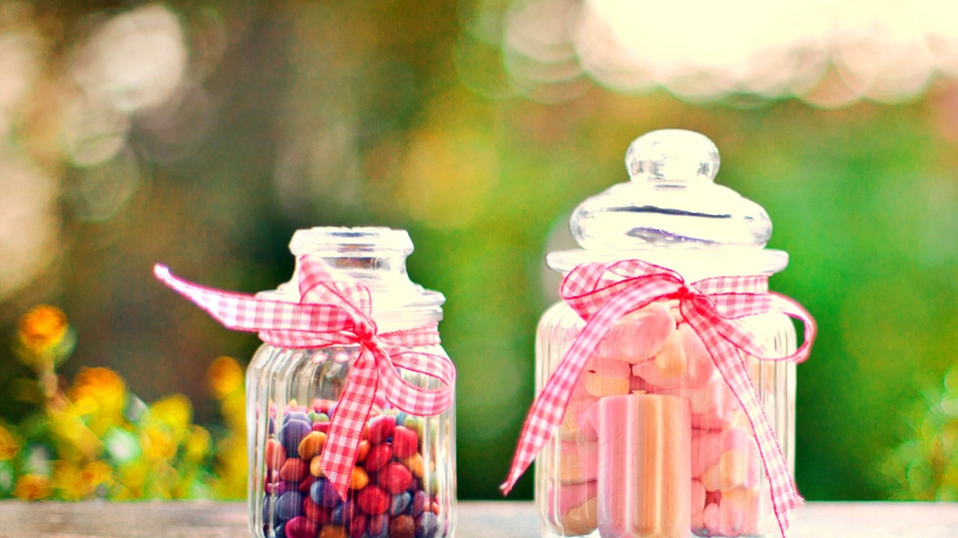 Конфеты в банках, повязанных лентой