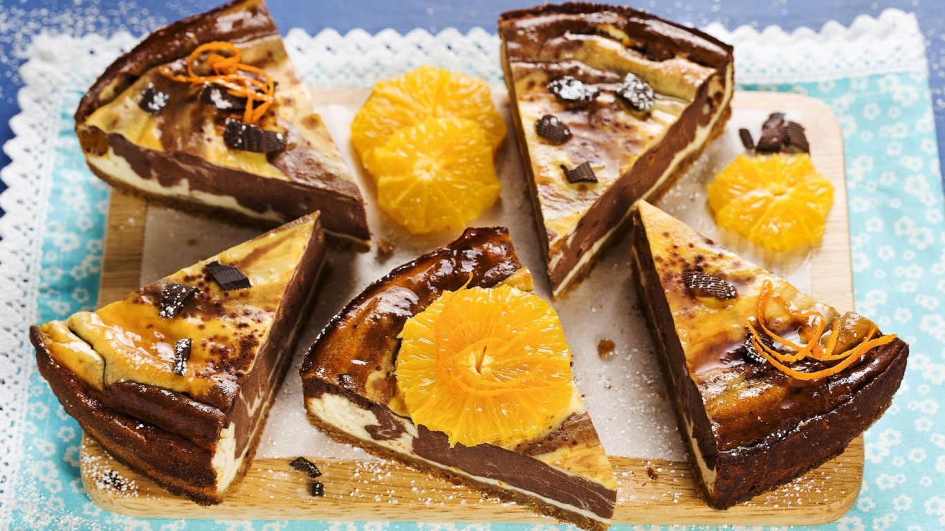Кусочки шоколадно торта с апельсином