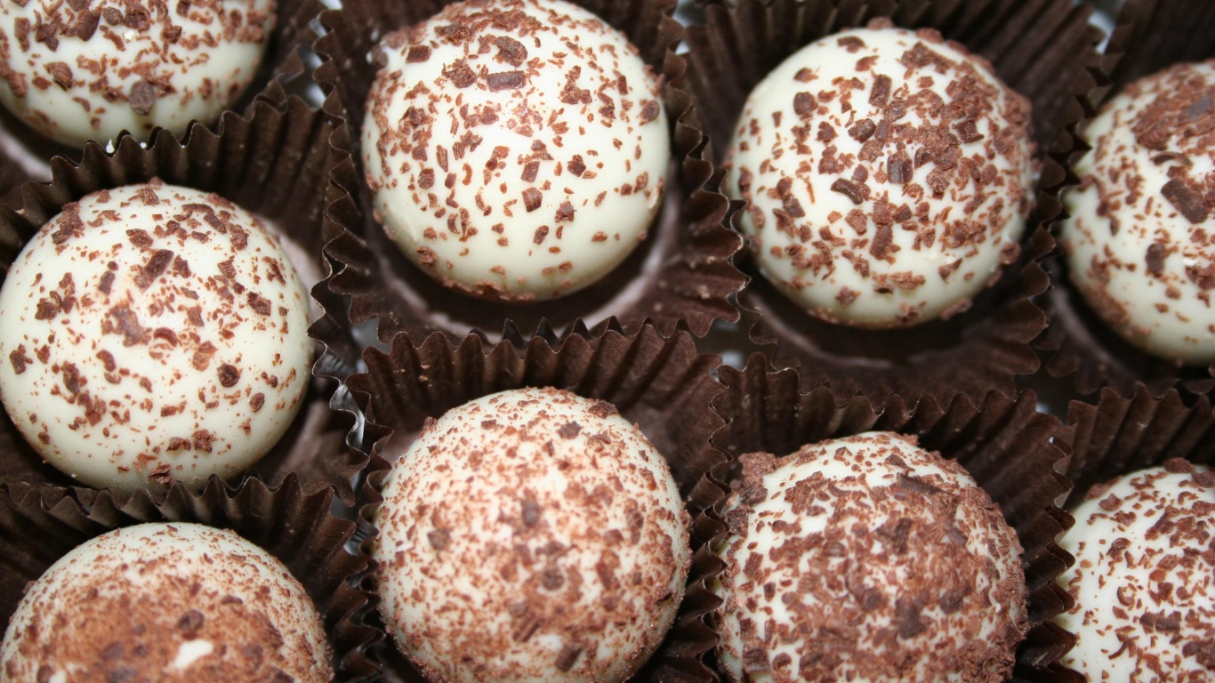 Белые конфеты с шоколадной посыпкой