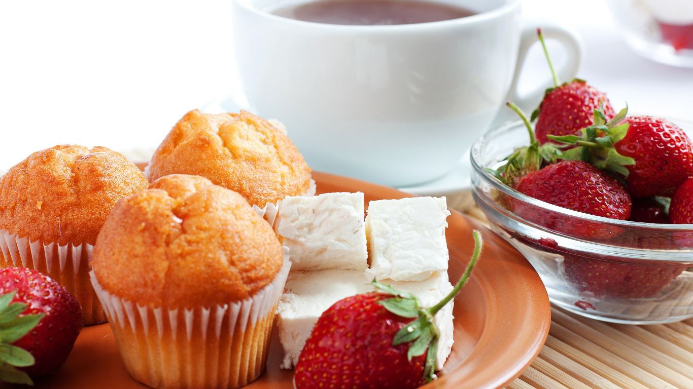 Кексы и клубника на завтрак