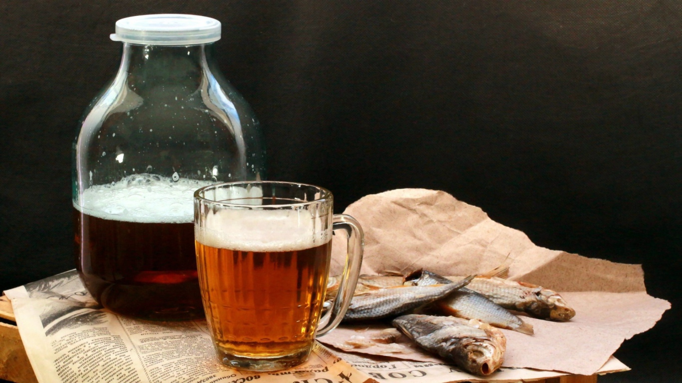 Банка пива с сушеной рыбой