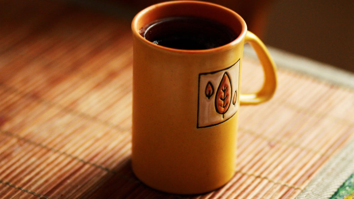 Кофе в высокой желтой чашке