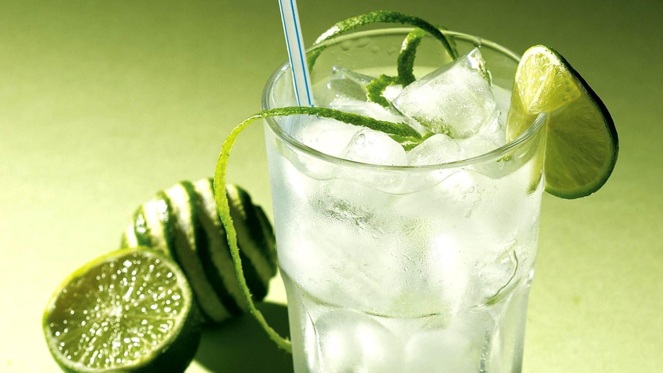 Напиток из сока лайма со льдом