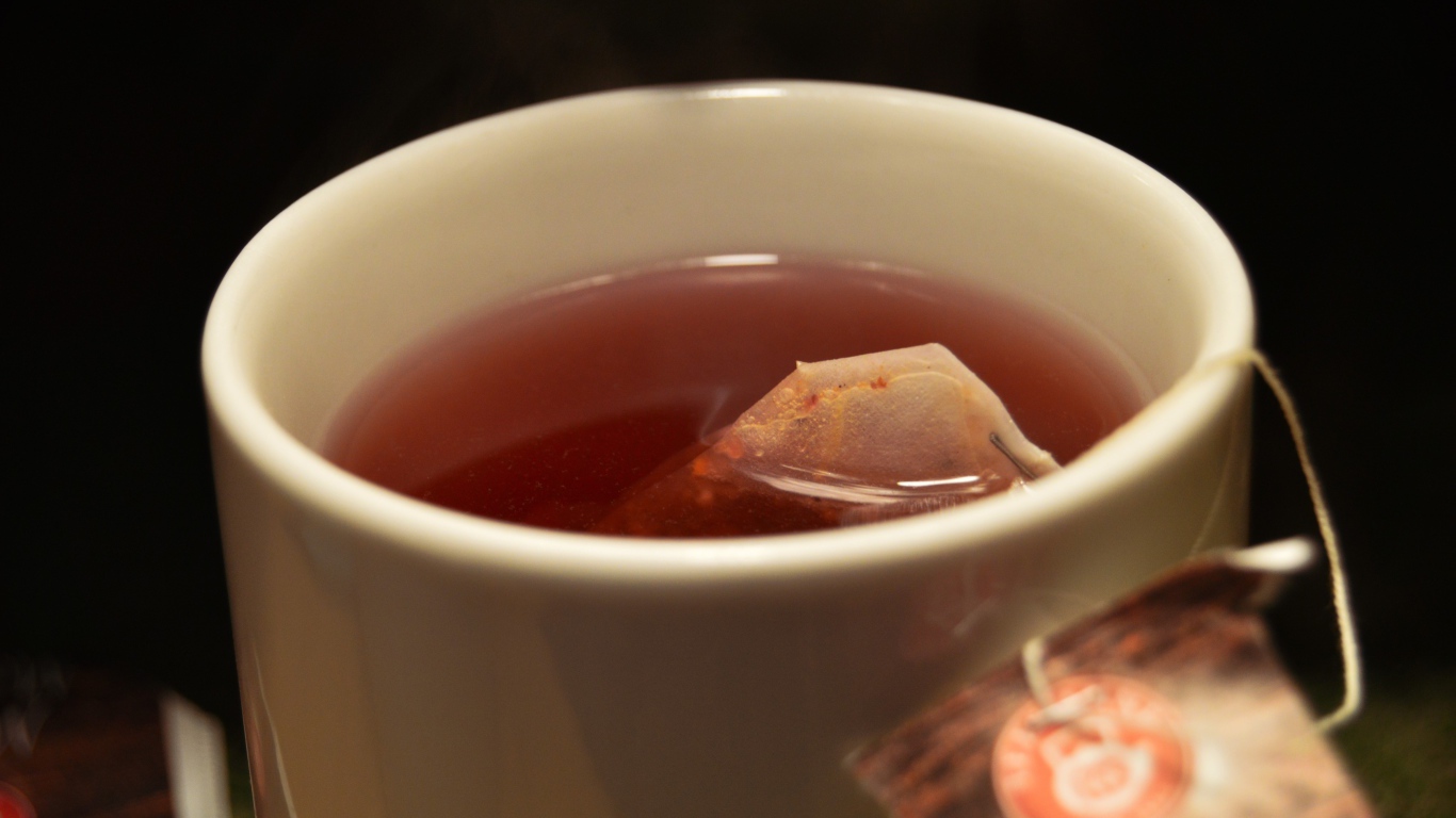 Чай из пакетов заваривается в чашке