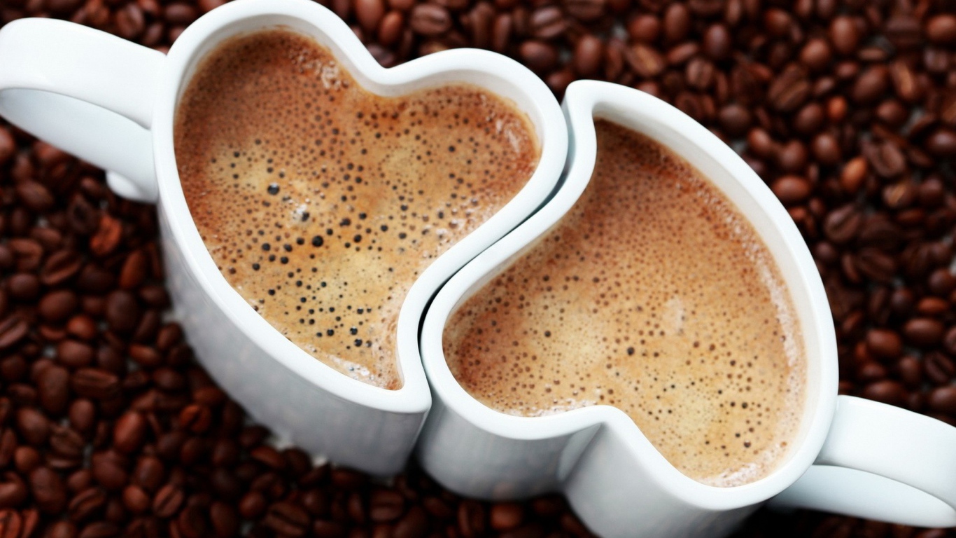 Чашки в форме сердец на кофе