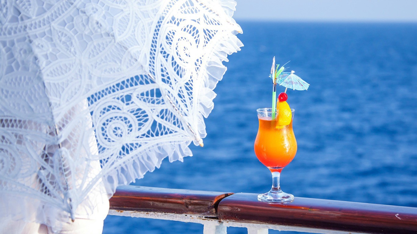 Сок у зонта на фоне моря