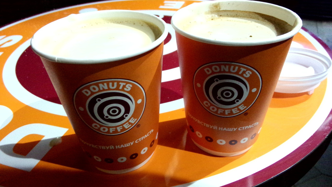 Два стакана кофе на подносе в кафе