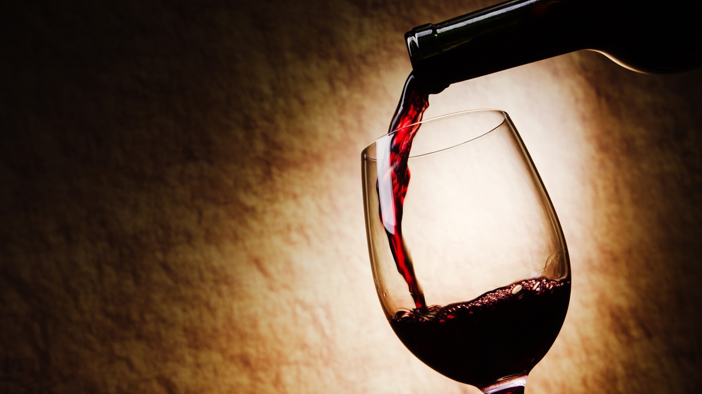 Вино льется в бокал