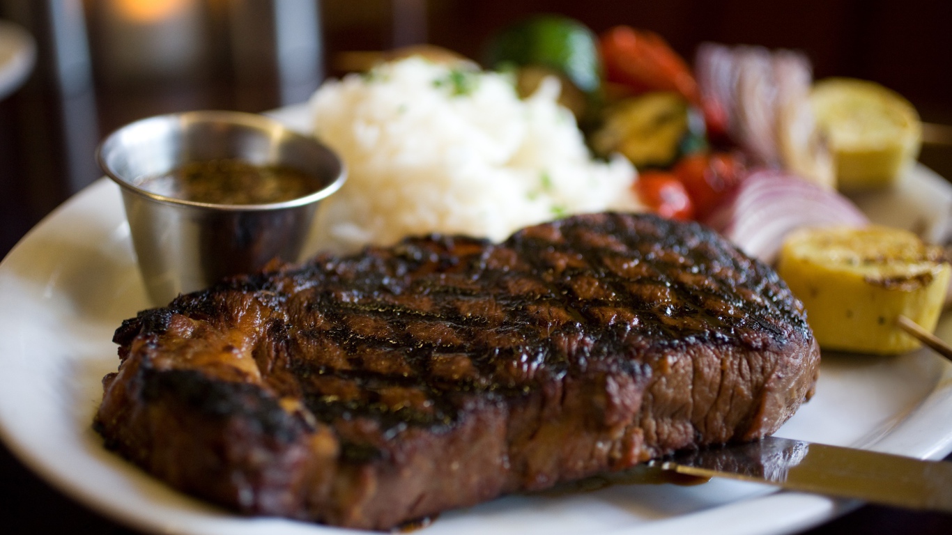 Сочный стейк с соусом