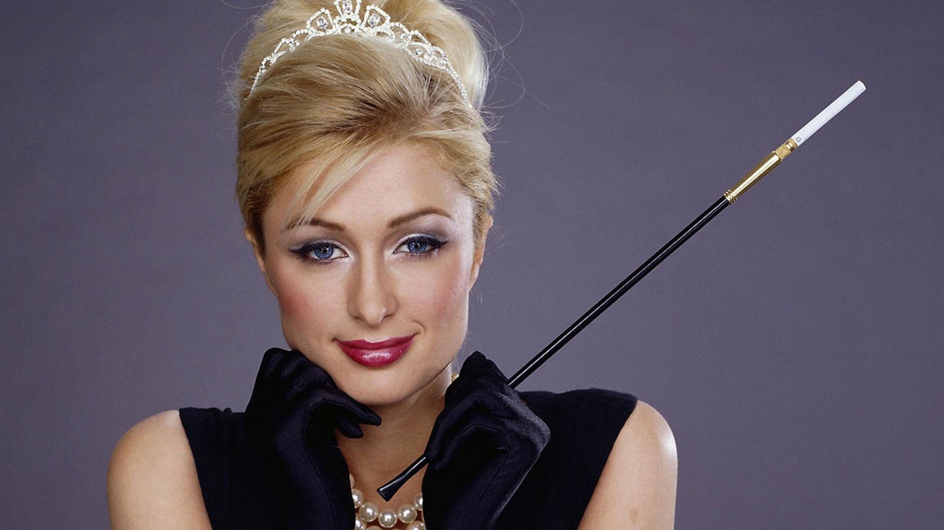 Девушка держит в руке дамский мундштук