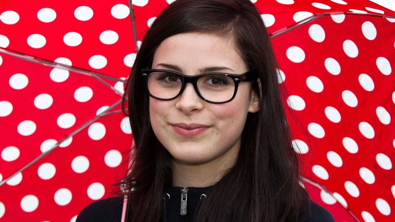 Девушка под красным зонтом в горошек