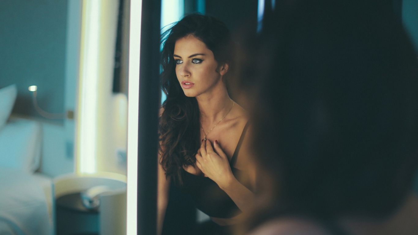 Красивая девушка у зеркала