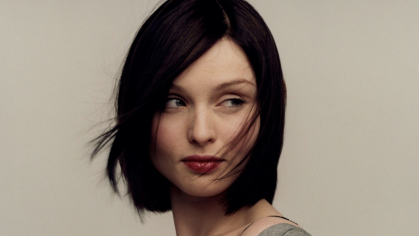 Красивая женщина Софи Эллис-Бекстор