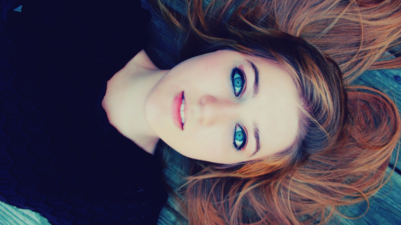 Большие голубые глаза у девушки