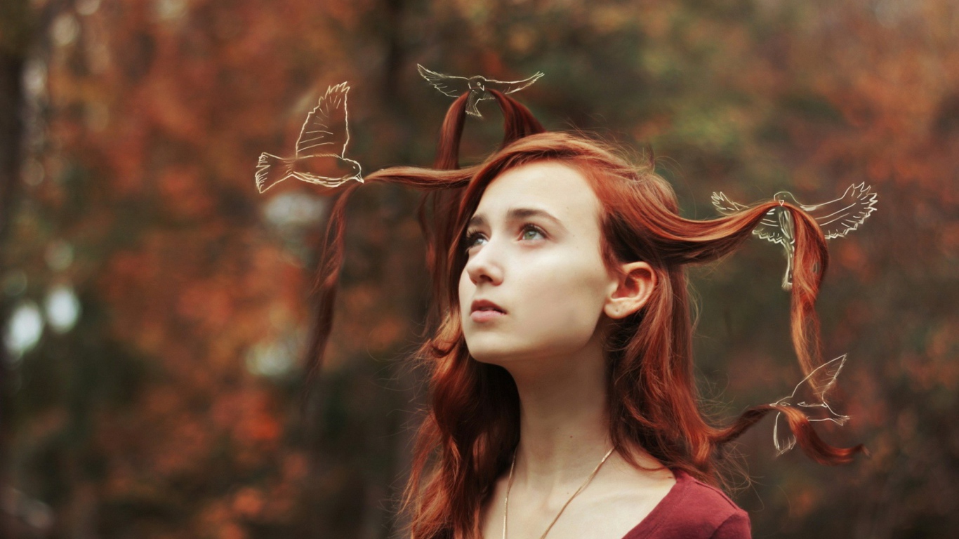 Птицы играют прядями волос у девушки