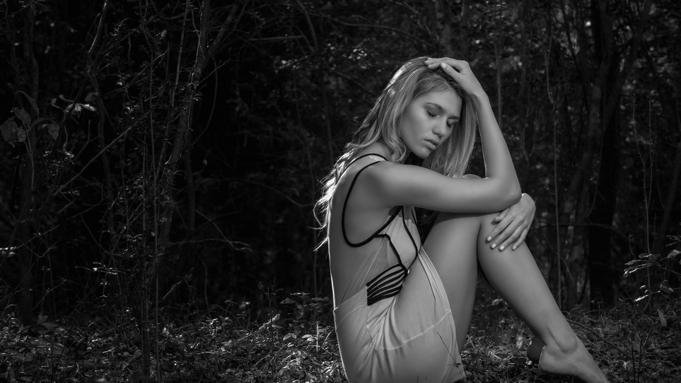 Черно белое фото девушки в лесу