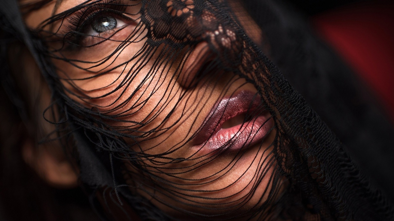 Черная кружевная ткань на лице девушки