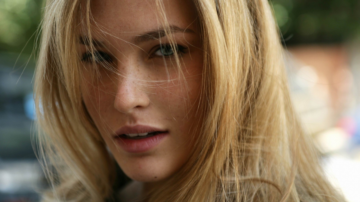 Модель блондинка Бар Рафаэли